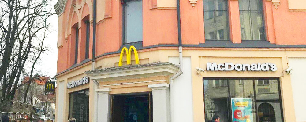 タリン旧市街地ヴィル門脇のマクドナルド:古い建物の外観を生かした作りになっている。店内はタッチパネルによる自動精算が可能な近代的な店舗。過去と現代の融合!?