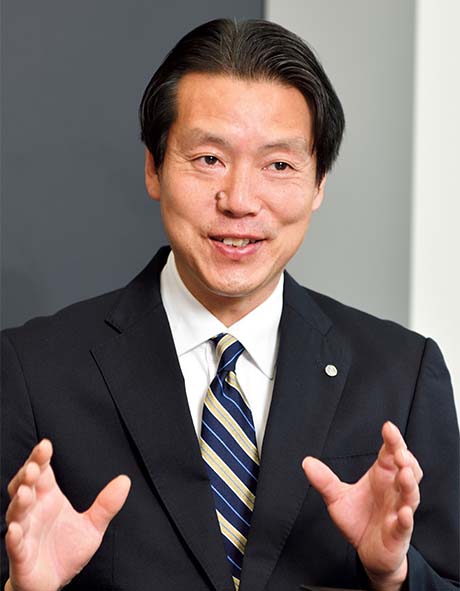 日本航空株式会社 財務・経理本部 経理部 左から、佐藤 浩史／小石 知孝