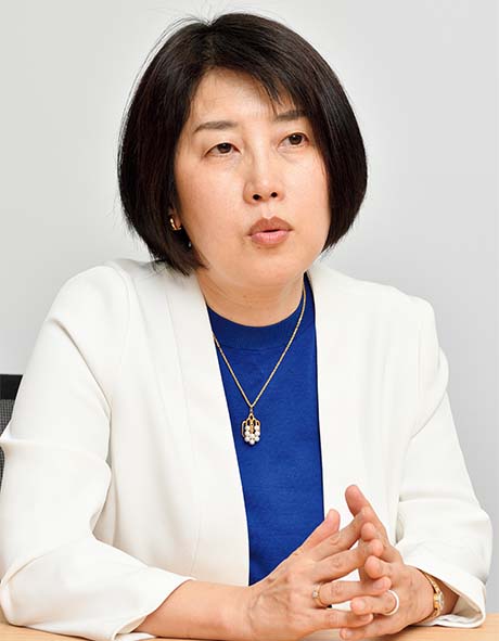 日本たばこ産業株式会社 経理部 経理部長 西崎 朱美