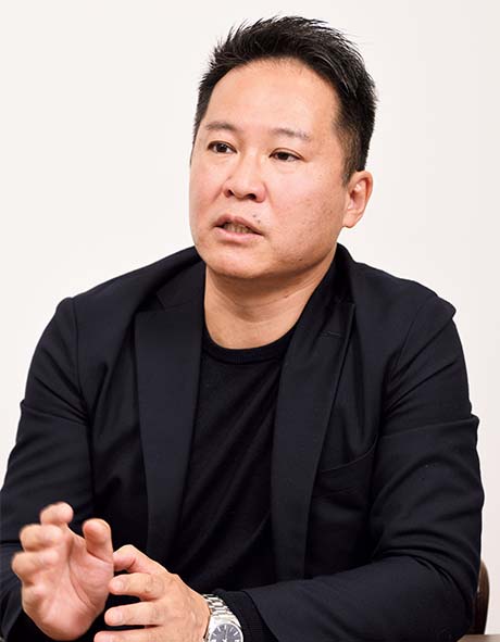 テクセンドフォトマスク株式会社 経理部 左から、八木 俊彦／竹内 宏